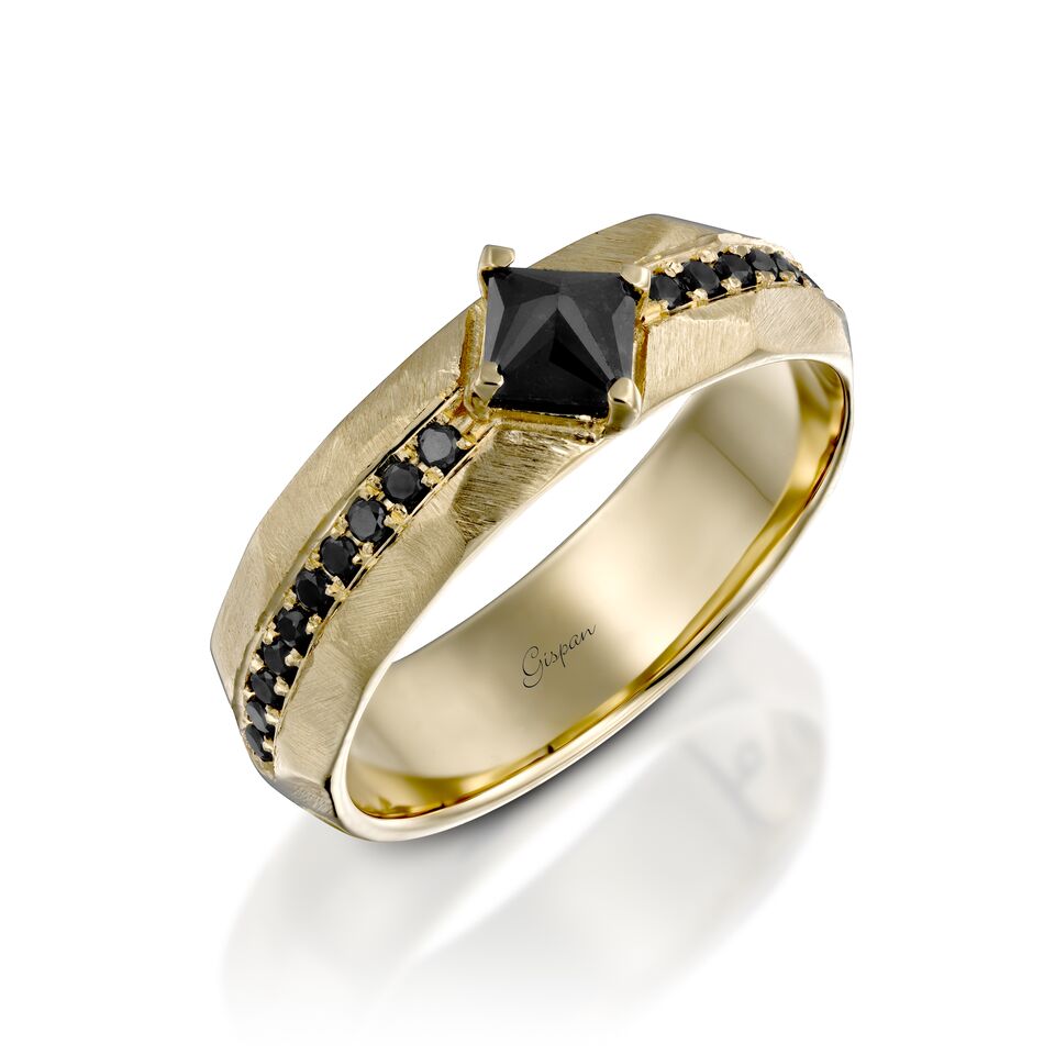 טבעת אירוסין מט עם יהלום שחור הפוך ויהלומים שחורים