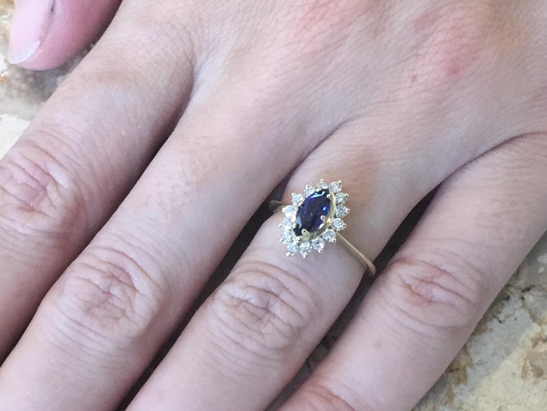 טבעת דיאנה משובצת ספיר כחולה מרקיזה ויהלומים