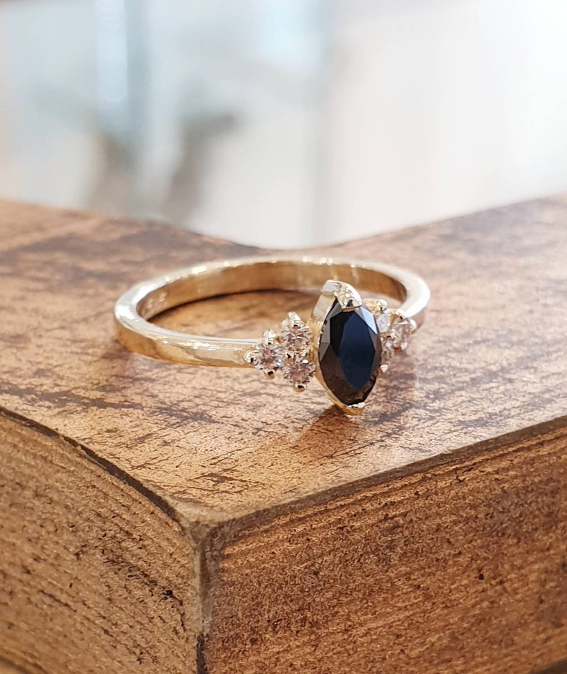 טבעת אירוסין משובצת יהלום שחור מרקיזה