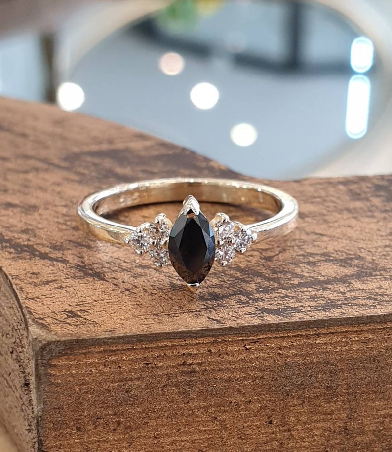 טבעת אירוסין משובצת יהלום שחור מרקיזה ויהלומים לבנים