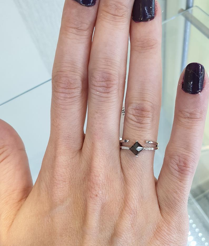 טבעת אירוסין משובצת יהלום שחור הפוך